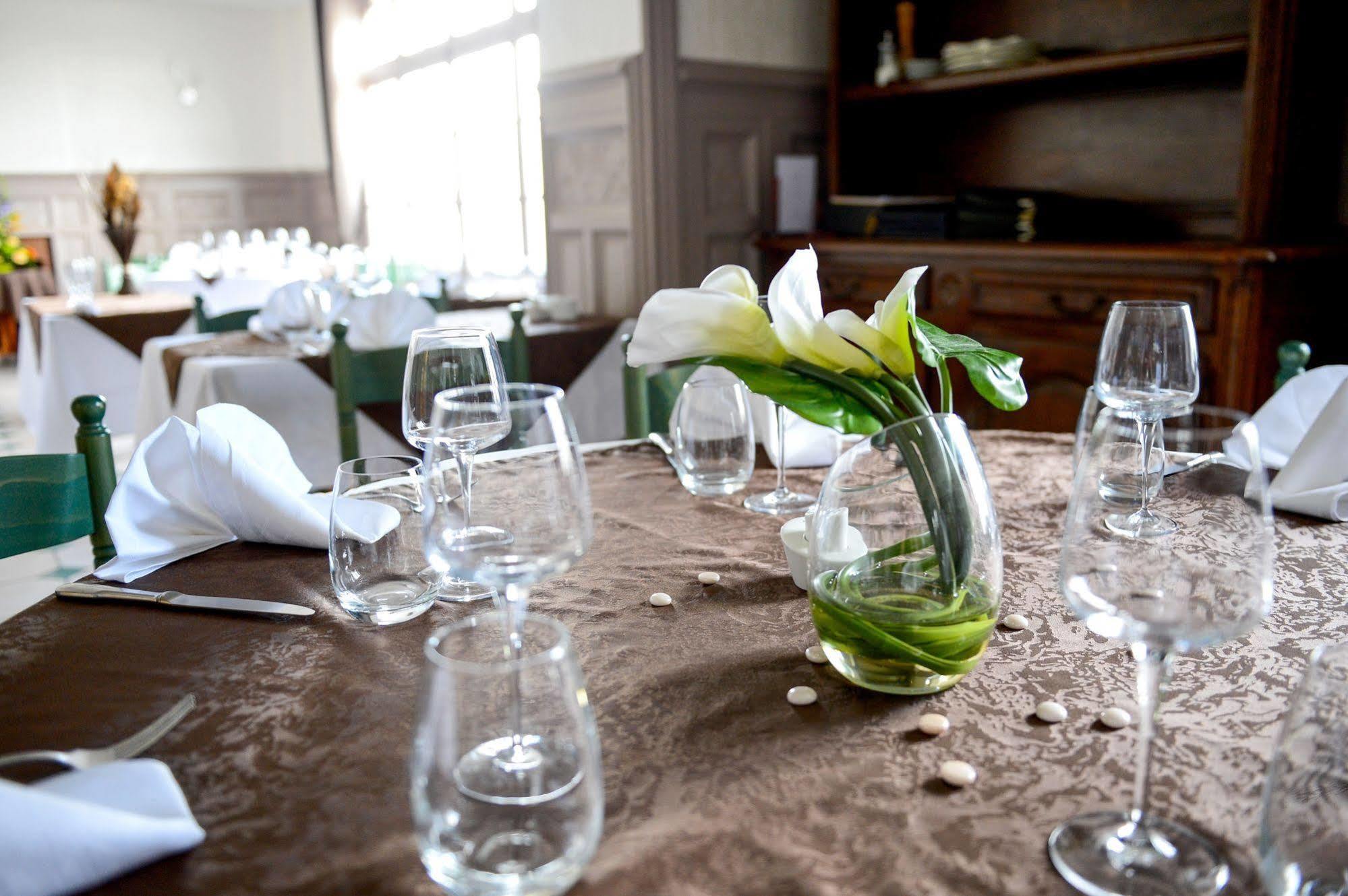 Le Mêle-sur-Sarthe Logis Hotel Restaurant De La Poste מראה חיצוני תמונה
