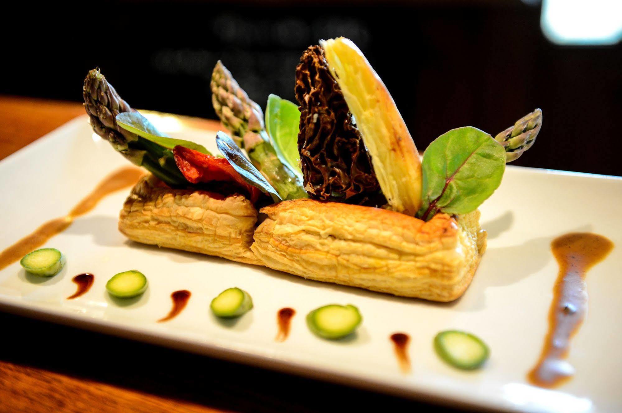 Le Mêle-sur-Sarthe Logis Hotel Restaurant De La Poste מראה חיצוני תמונה