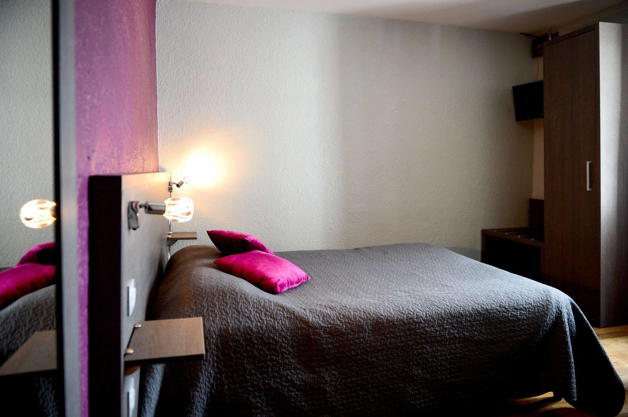 Le Mêle-sur-Sarthe Logis Hotel Restaurant De La Poste מראה חיצוני תמונה