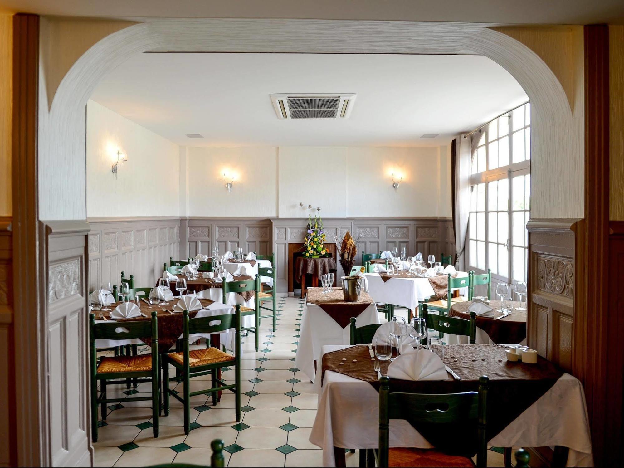 Le Mêle-sur-Sarthe Logis Hotel Restaurant De La Poste מראה חיצוני תמונה